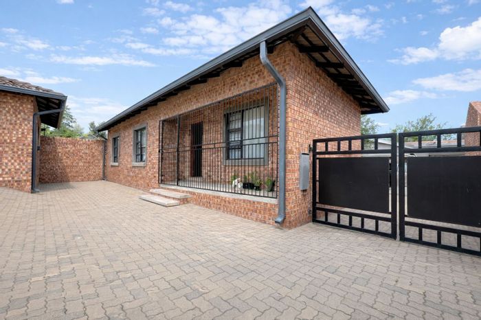For Sale: Townhouse in Ermelo Central with 3 bedrooms, courtyard, and garage.
