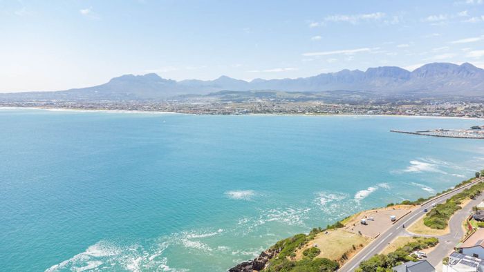 Mountainside Apartment To Rent: 3 bedrooms, ocean view, pool access, secure parking.