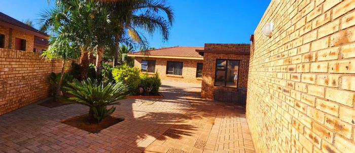 Hillcrest House For Sale: 3 bedrooms, entertainment room, double garage, secure garden.