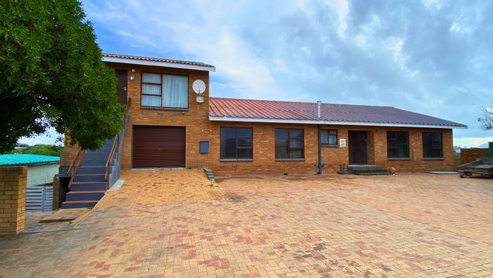 Pearly Beach House For Sale: 7 beds, 5 baths, income-generating flatlets, near beach.