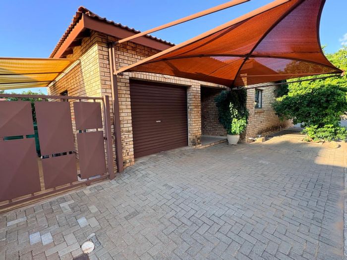 Rhodesdene House For Sale: 3 bedrooms, outdoor braai, prepaid electricity, ample parking.