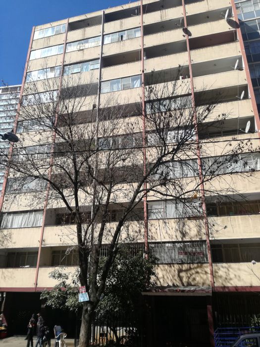 Flat To Rent in Auckland Park: Secure building, pre-paid electricity, water included.