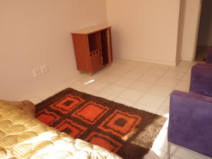 Spacious flat in Johannesburg Central, 24-hour security, free Wi-Fi, close to amenities.