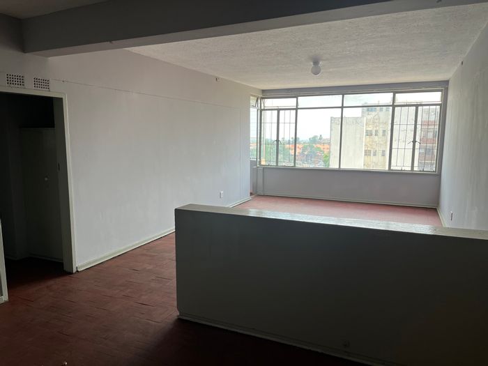 Yeoville Flat To Rent: 1 Bed, Near Schools, Shops, Transport, Pre-Paid Utilities.