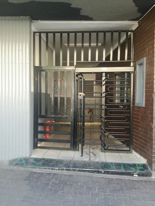 Flat To Rent in Johannesburg Central: Secure building, close to amenities and transport.