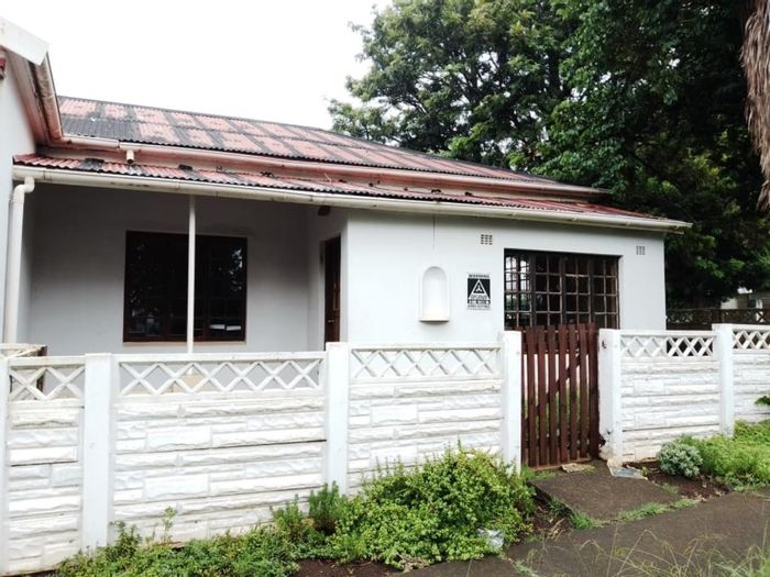 House To Rent in Highgate: 3 bedrooms, spacious kitchen, enclosed yard, shared property.