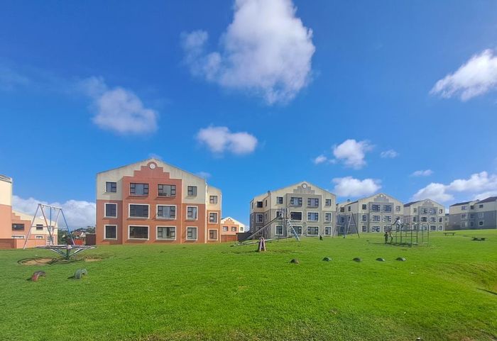 Amalinda Apartment To Rent: 2-bedroom flat in secure complex, close to amenities.