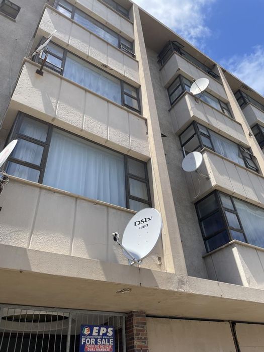 Quigney Apartment To Rent: Rooms for ladies, near beach and amenities.