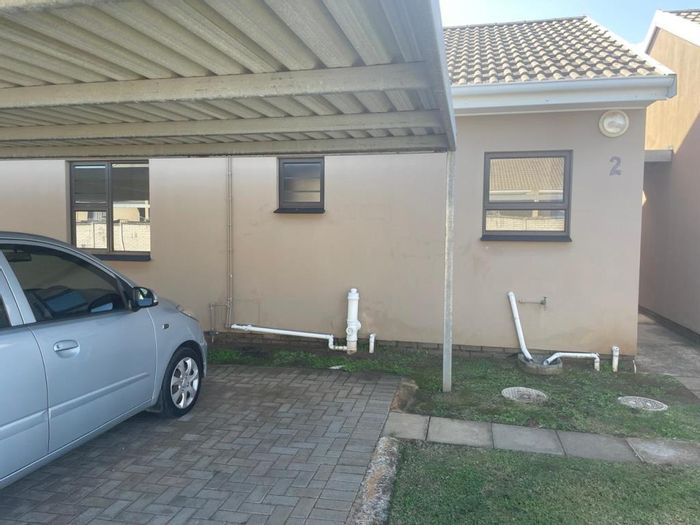 Gonubie Townhouse To Rent: 2 Bedrooms, secure parking, braai area, close to amenities.