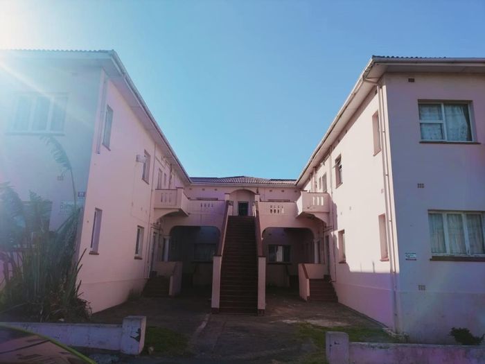 Quigney Apartment To Rent: 2 bedrooms, garage, balcony, close to amenities.