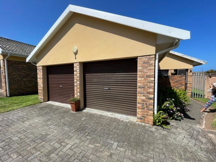 Gonubie Townhouse To Rent: Open plan living, garden, garage, secure access.