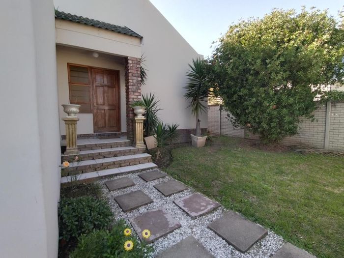 Nahoon Townhouse To Rent: Spacious yard, ensuite master, outdoor braai area.