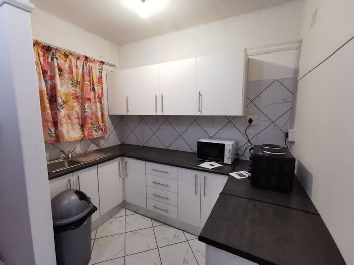 Quigney Apartment To Rent: Individual rooms, communal kitchen, close to beach and shops.