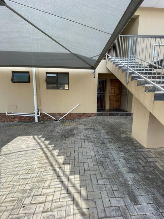 Gonubie Apartment To Rent: Two bedrooms, open-plan living, carport, prepaid utilities.