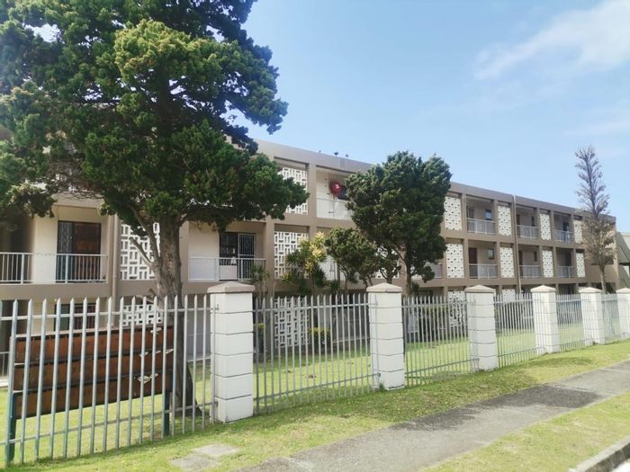 Baysville Apartment To Rent: 2 Bedrooms, communal pool, garage parking, spacious lounge.