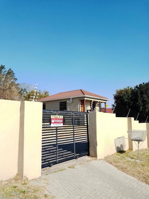 2 Bedroom Apartment To Rent in Amalinda with Open-Plan Living and Prepaid Meter.