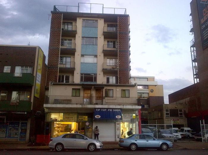 Pietermaritzburg Central Apartment To Rent: Spacious, tiled, close to shops, lock-up-and-go.