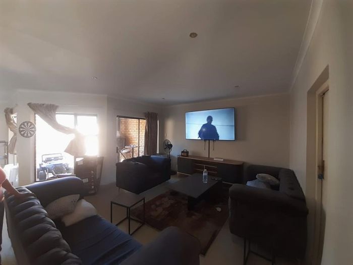 3-Bedroom Townhouse in Vincent To Rent with Garage, Patio, and Garden.