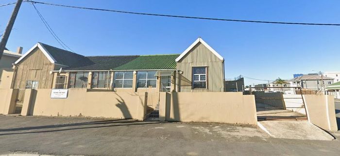 Apartment to Rent in Quigney: Communal kitchen, spacious rooms, secure living.