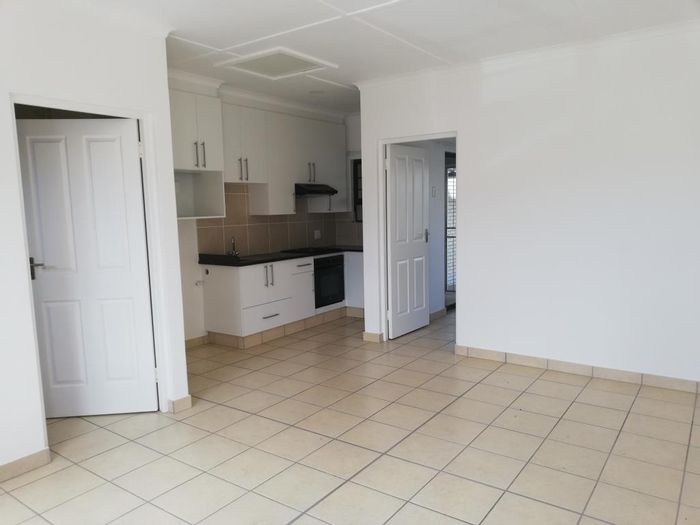 Gonubie Townhouse To Rent: Open-plan living, secure complex, private yard with braai.