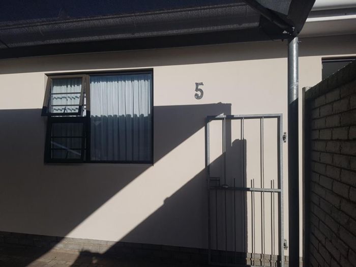 Gonubie Townhouse To Rent: Open-plan living, three bedrooms, garden access, prepaid electricity.