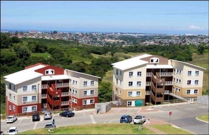 Amalinda Apartment To Rent: Open-plan living, secure parking, 24-hour security.