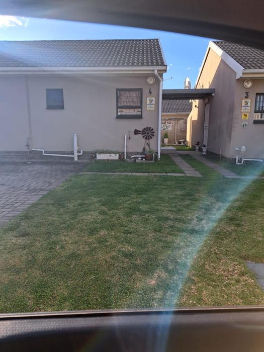 Gonubie Townhouse To Rent: 2 Bedrooms, pet-friendly, braai area, secure complex.