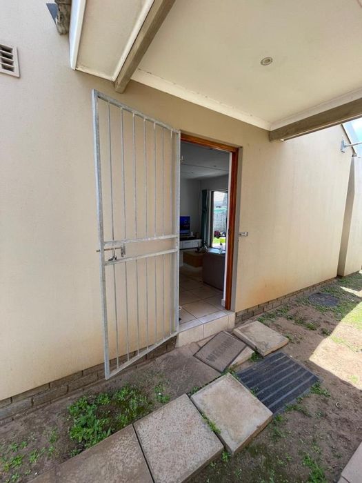 Gonubie Townhouse To Rent: Open-plan living, patio with braai, garden space.