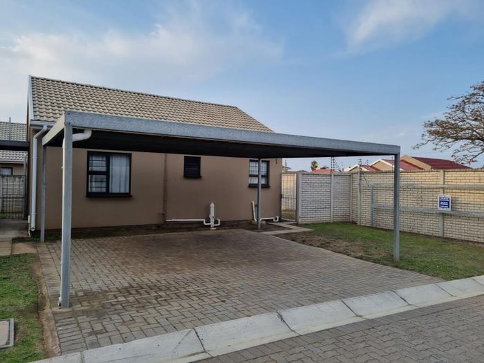 Gonubie Townhouse To Rent: Secure complex, undercover parking, enclosed garden, prepaid electricity.