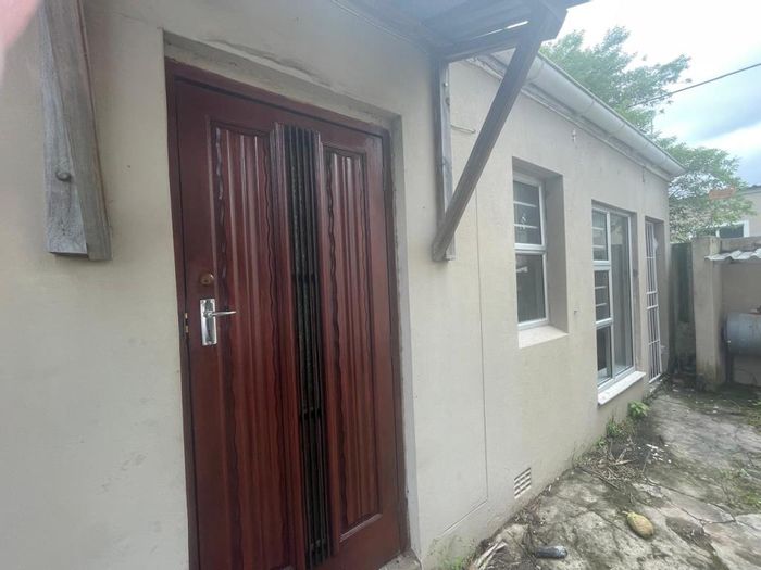 Berea Apartment To Rent: 1 Bedroom, ensuite, prepaid electricity, shared BCM services.