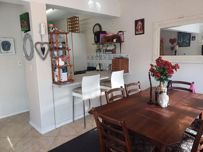 Bonza Bay Townhouse To Rent: 3 Bedrooms, garage, courtyard, near beach access.