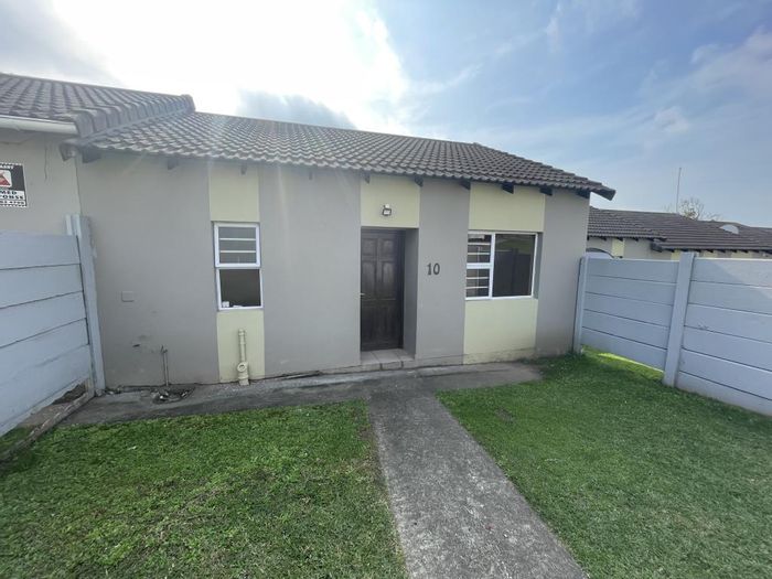 Townhouse to Rent in Southernwood: Secure complex, open-plan living, backyard access.