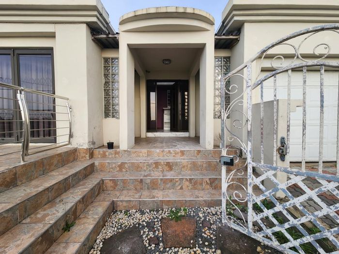 House To Rent in Haven Hills: 4 bedrooms, double garage, enclosed garden, study.