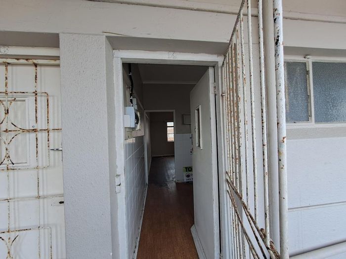 Southernwood Apartment To Rent: Secure block, close to transport and shops.