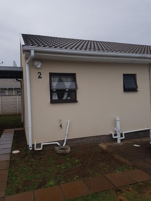 Gonubie Townhouse To Rent: Open-plan kitchen, patio with braai, secure complex.