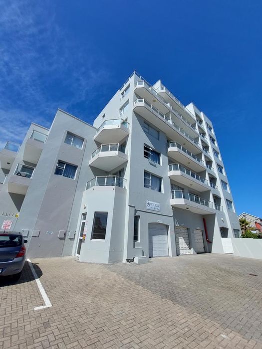 To Rent: Apartment in Bloubergstrand with beach access, balcony, and parking.