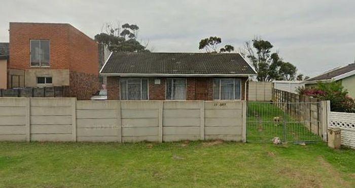 House To Rent in Buffalo Flats: 3 Bedrooms, spacious yard, secure parking, prepaid utilities.