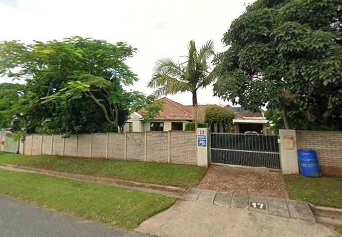 Nahoon House To Rent: Spacious family home with large yard and ample storage.