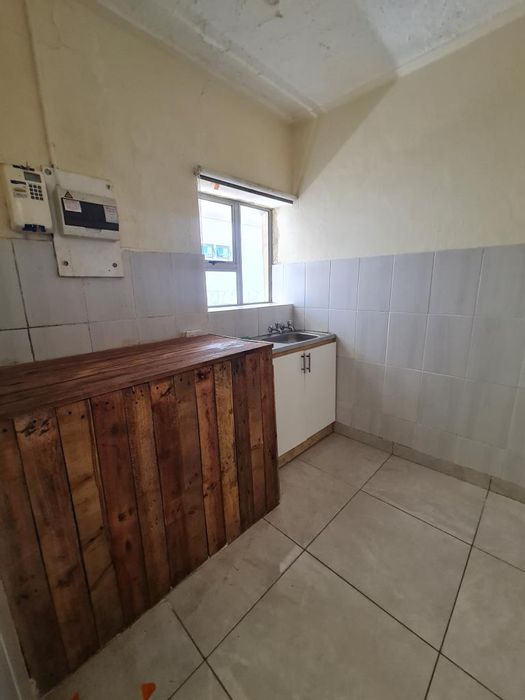 Southernwood Apartment To Rent: Lounge, garden access, built-in kitchen storage, prepaid utilities.