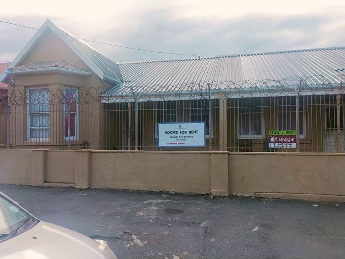 Quigney Apartment To Rent: Private rooms, communal kitchen, secure living, close to amenities.