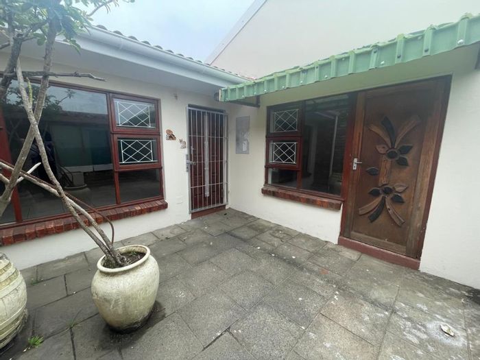 Quigney House To Rent: 3 bedrooms, 2 bathrooms, double garage, secure courtyard.