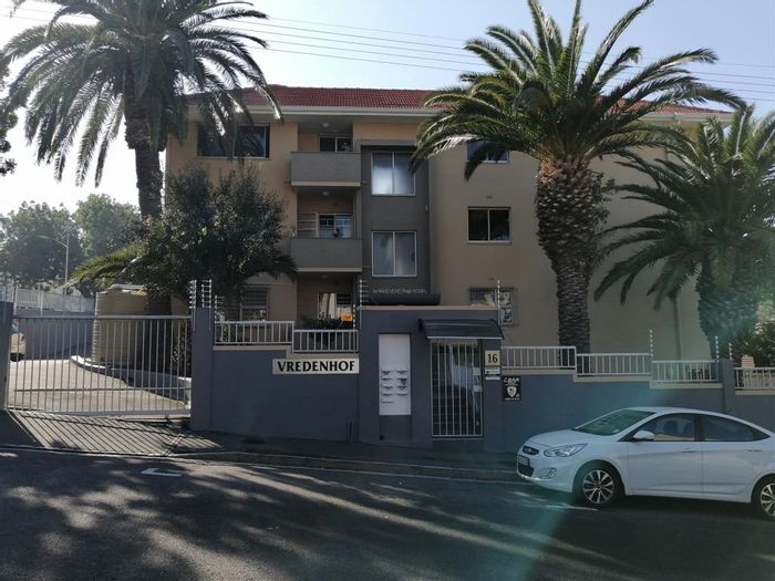 Tamboerskloof Apartment To Rent: One-bedroom, balcony, parking, pet-friendly, close to amenities.