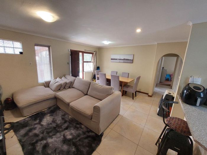 Rondebosch East House To Rent: 3 bedrooms, garage, pet-friendly, short-term lease.