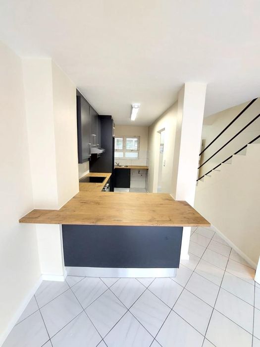 Vredehoek Apartment To Rent: Two bedrooms, balcony, parking, fiber-ready, pet-friendly.