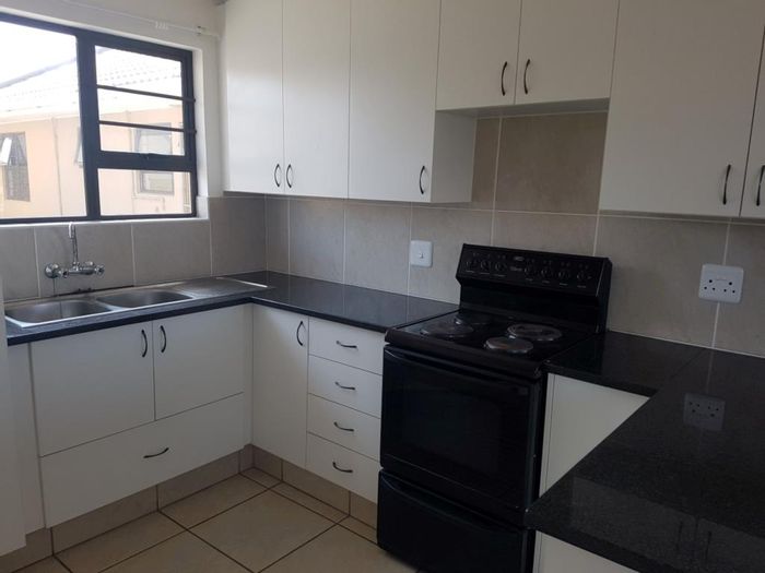 Gonubie Townhouse To Rent: Open-plan living, secure parking, garden space, built-in storage.