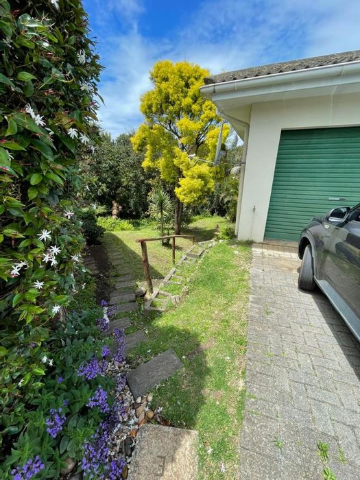 Gonubie Townhouse To Rent: Spacious living, secure parking, communal garden, ensuite bedroom.