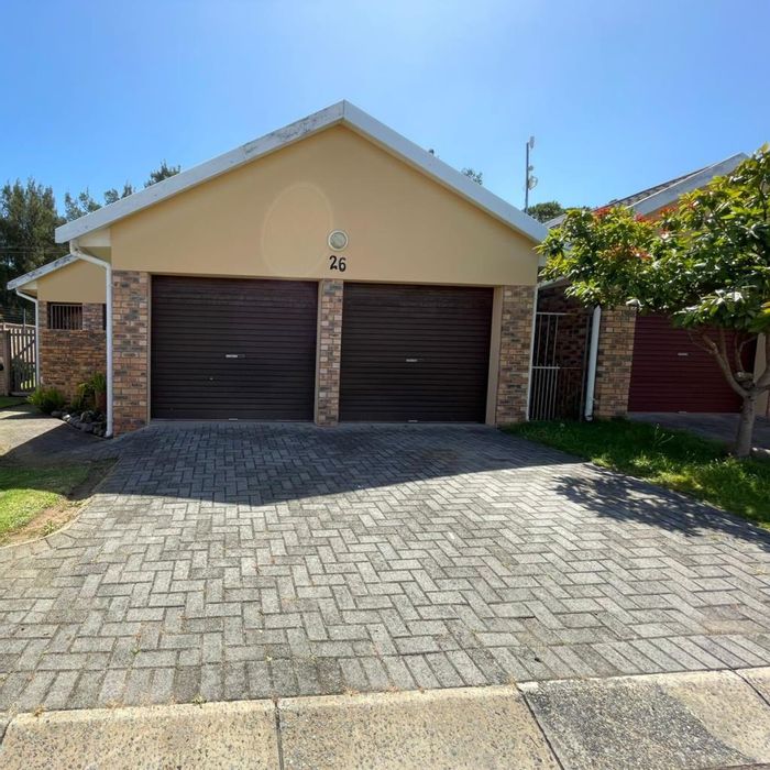 Gonubie Townhouse To Rent: Secure complex, double garage, open-plan living, patio with braai.