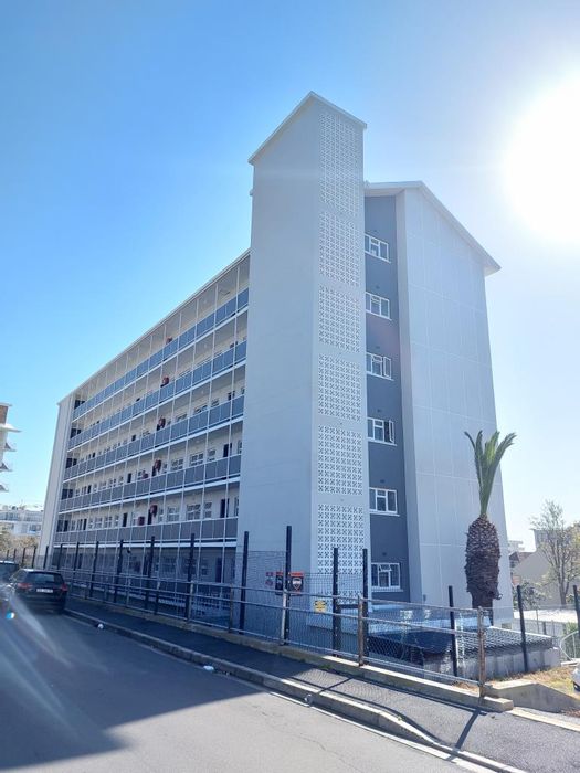 Sea Point Apartment To Rent: Spacious one-bedroom, balcony, ocean views, parking included.