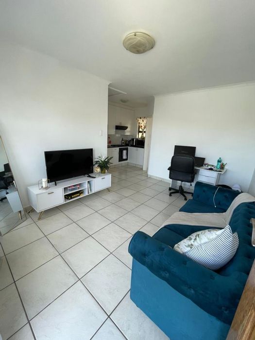 Gonubie Townhouse To Rent: Open-plan living, covered patio, built-in braai, secure parking.