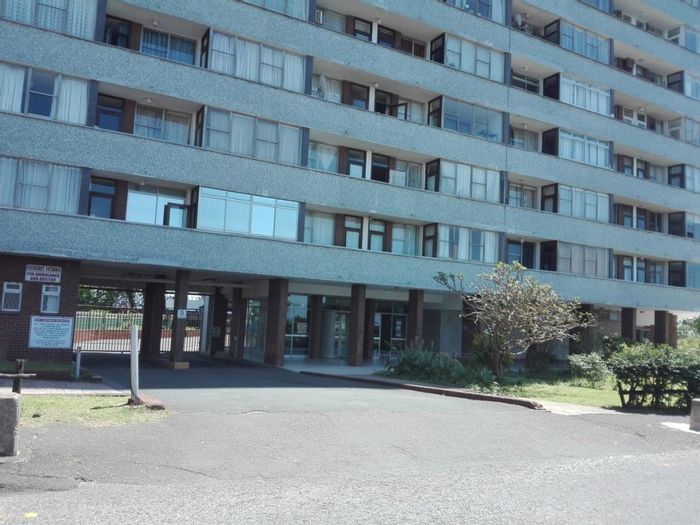 Morningside Apartment To Rent: 1.5 bedrooms, pool, tennis court, sea views.